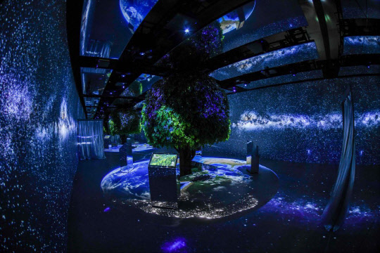 SK는 2일 강남구 코엑스몰에서 열린 '제15회 세계산림총회'에 참여해 전시관인 '그린 포레스트 파빌리온'에서 50년 조림사업 등 ESG경영을 선보인다. 사진은 전시관 내 미디어 아트 형식으로 조성한 '생명의 나무' 이미지. SK 제공